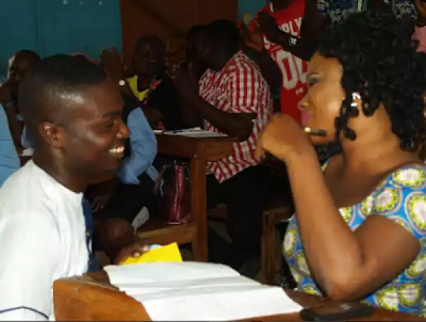 Awww! Man proposes to his girl in exam hall (Photo)